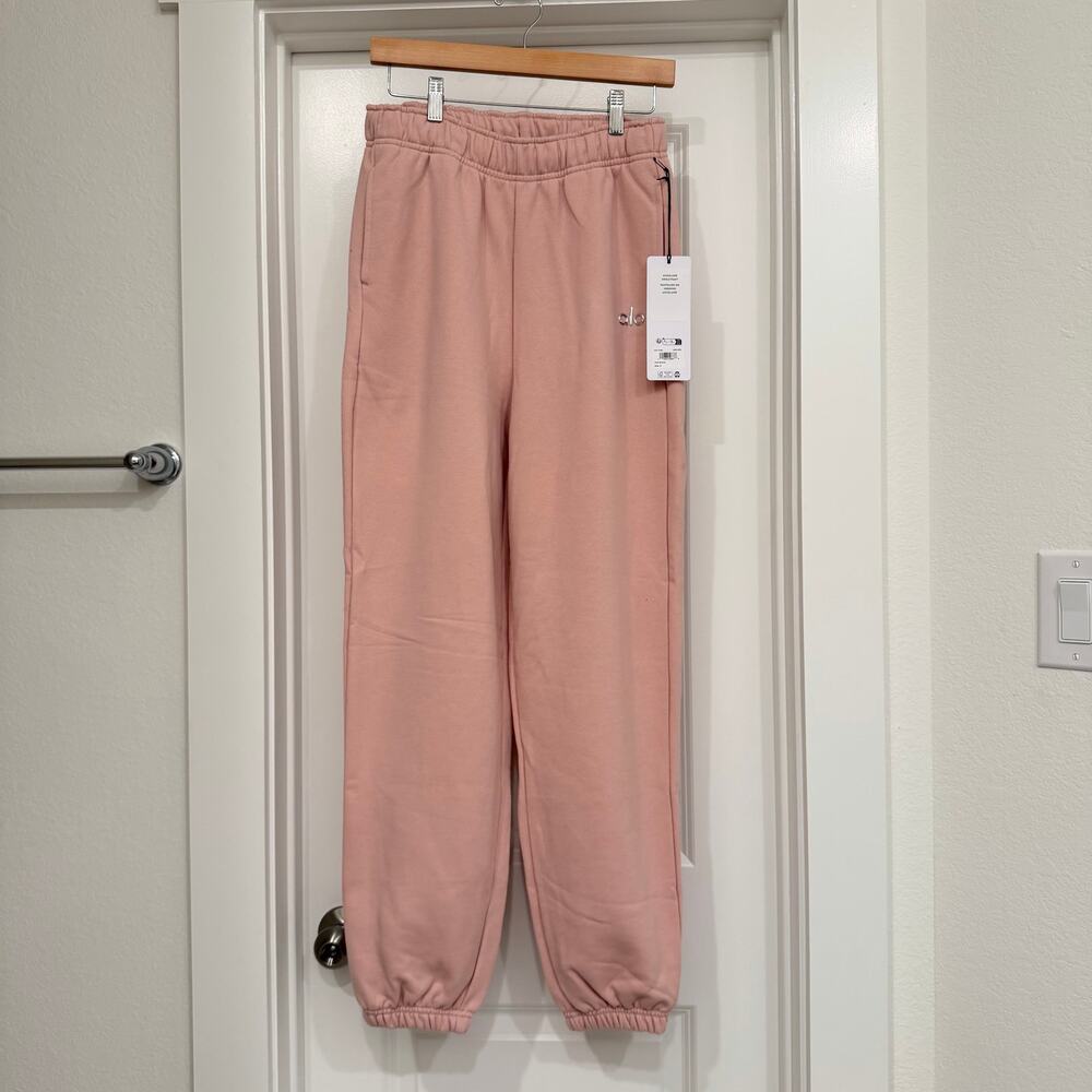 NWT Alo Accolade Sweatpants in Pink Quartz Size Small - Picture 3 of 6
